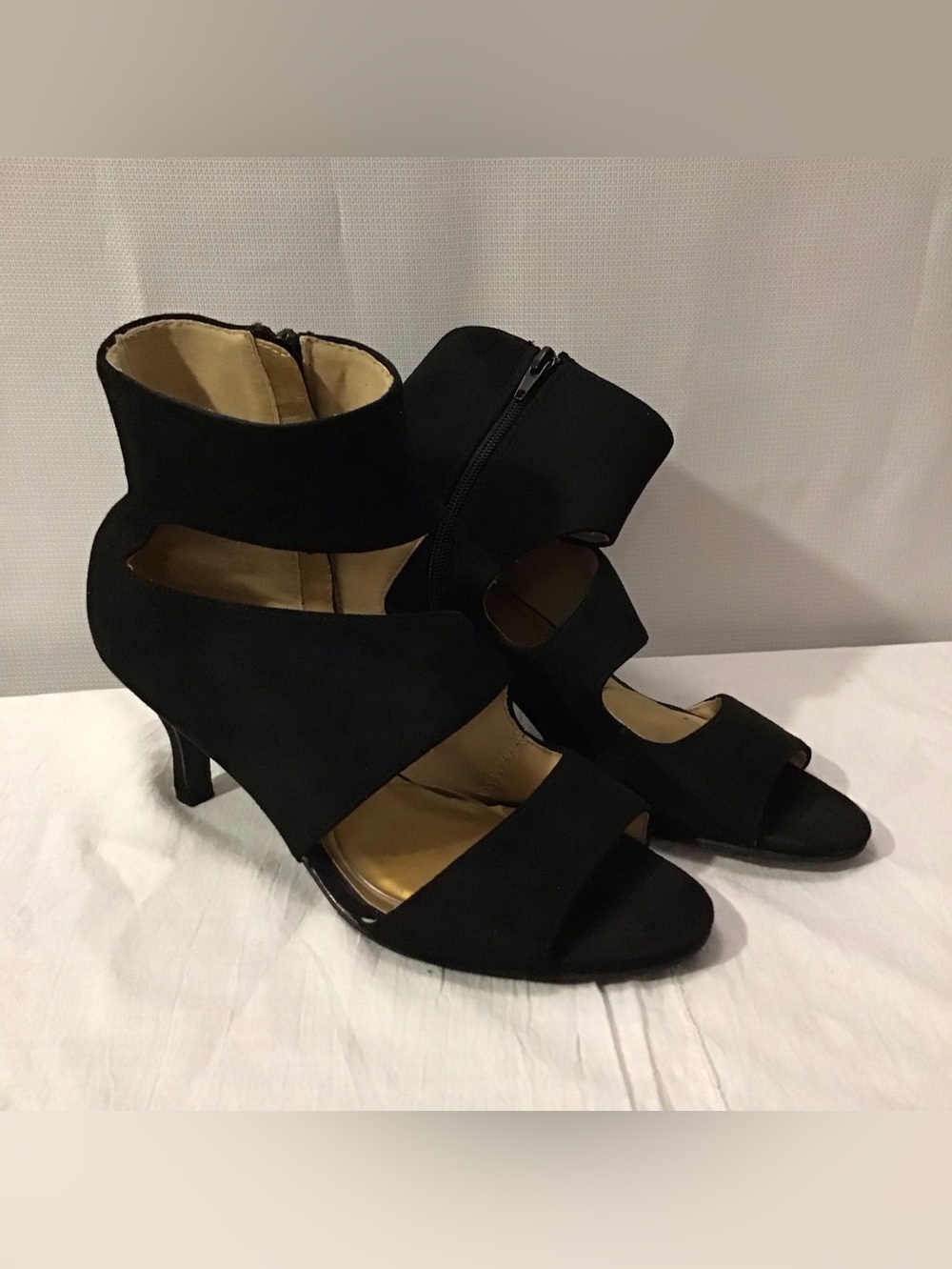 585 Women’s Black Cutout Peep-Toe Bootie Heels with Side Zip Closure